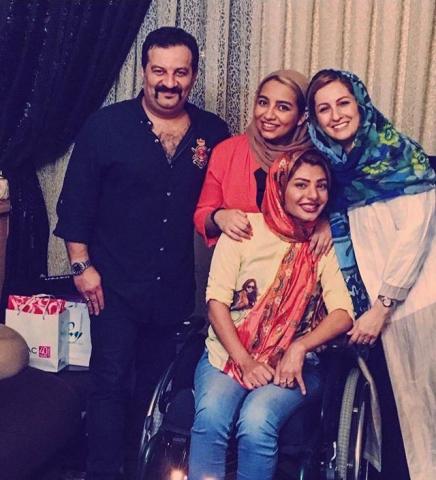 مهراب قاسم خانی و خانواده اش در کنار سارا عبدالملکی