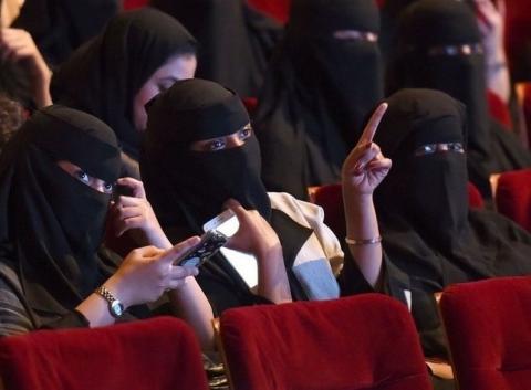 زنان عربستانی برای اولین بار به سینما رفتند +عکس
