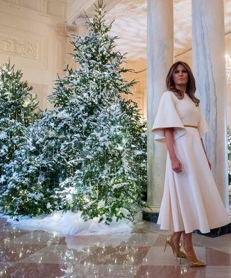 لباس جالب همسر ترامپ برای کریسمس