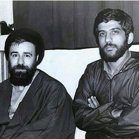 ضرغامی:حاج احمدآقا سیگارى دود کرد و گفت: جلوی امام جرأت نمیکنم