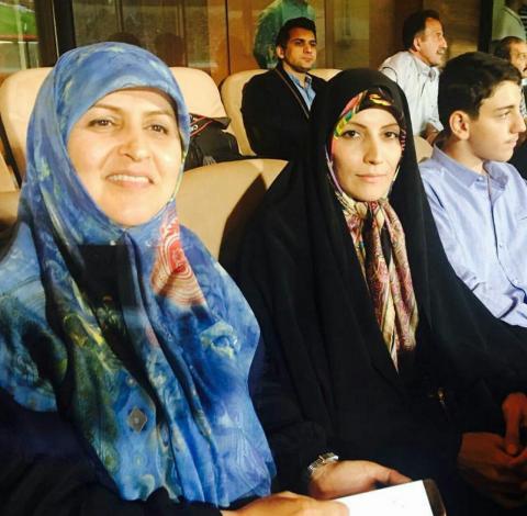 تنها زنان ایرانی حاضر در ورزشگاه آزادی/عکس