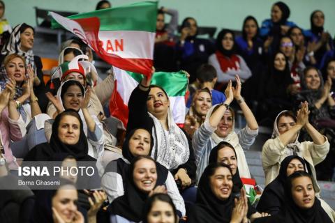 زنان تماشاگر والیبال ایران بلژیک +عکس