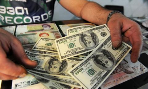 رد ادعای عدم عرضه دلار به صرافی‌ها 
