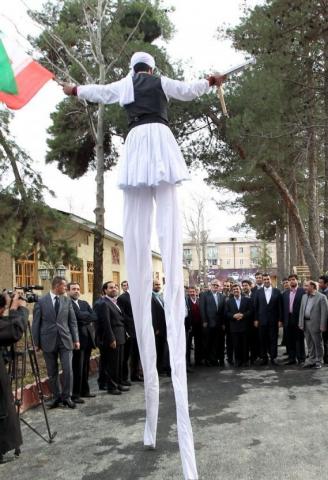 استقبال عجیب از احمدی نژاد/عکس