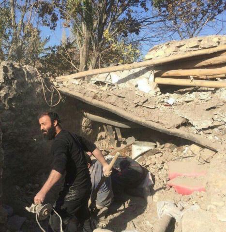 مداح معروف مشغول آواربرداری در مناطق زلزله زده +عکس