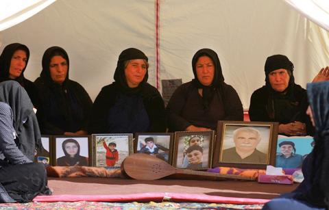 عکسی تکان‌دهنده از زنان کرمانشاهی در یک چادر امدادی 