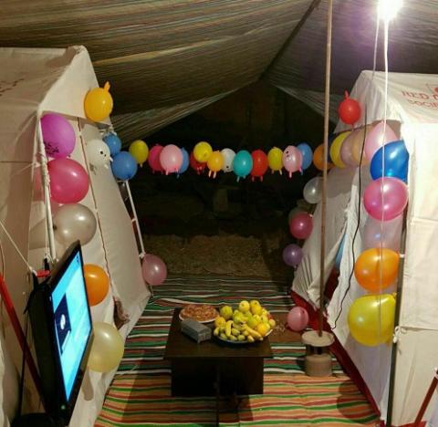 جشن تولد در چادر زلزله زدگان +عکس