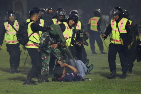 مرگ 182 تماشاگر فوتبال در اندونزی