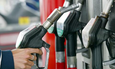 بنزین بر سر دوراهی "افزایش قیمت" یا "سهمیه بندی"