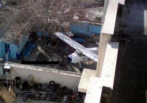 تصویری از هواپیمای ایران ایر در حیاط یک خانه!