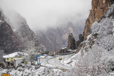 آغاز بارش برف در جاده کرج چالوس