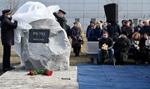 رونمایی از سنگ یادبود قربانیان پرواز اوکراین/ عکس
