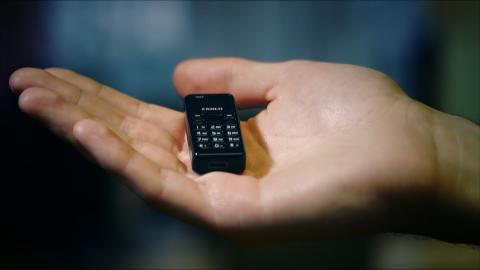 کوچکترین گوشی جهان ساخته شد /عکس