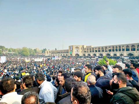 اعتراض اصفهانی ها به خشکی زاینده رود