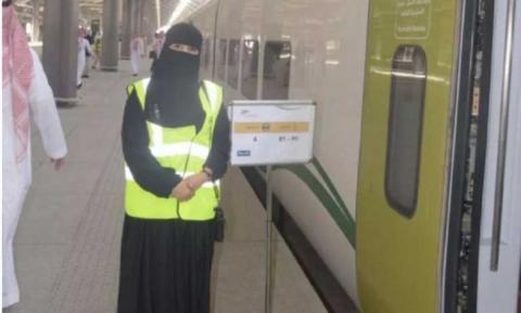 زنان برقه پوش، خدمه قطار در عربستان شدند+عکس